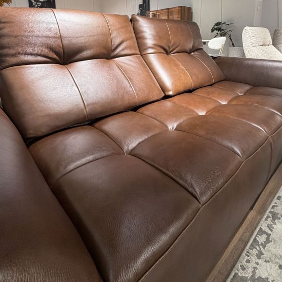 Диван итальянский двухместный кожаный Nicolettihome Esprit W222 с шагающей спинкой, коньяк - фактура кожи крупным планом