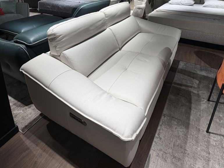 Диван итальянский кожаный Nicolettihome Aventura W216 с двумя реклайнерами, молочный