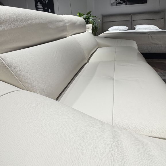 Диван итальянский кожаный Nicolettihome Aventura W216 с двумя реклайнерами, молочный - фактура кожи крупным планом