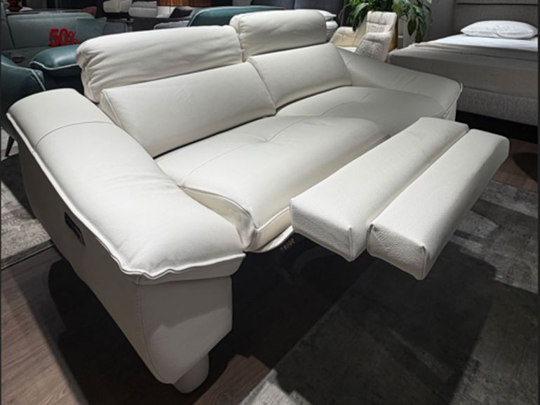 Диван итальянский кожаный Nicolettihome Aventura W216 с двумя реклайнерами, молочный - с разложенным реклайнером