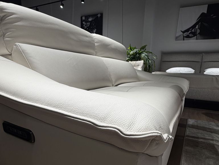 Диван итальянский кожаный Nicolettihome Aventura W216 с двумя реклайнерами, молочный - вид подлокотника