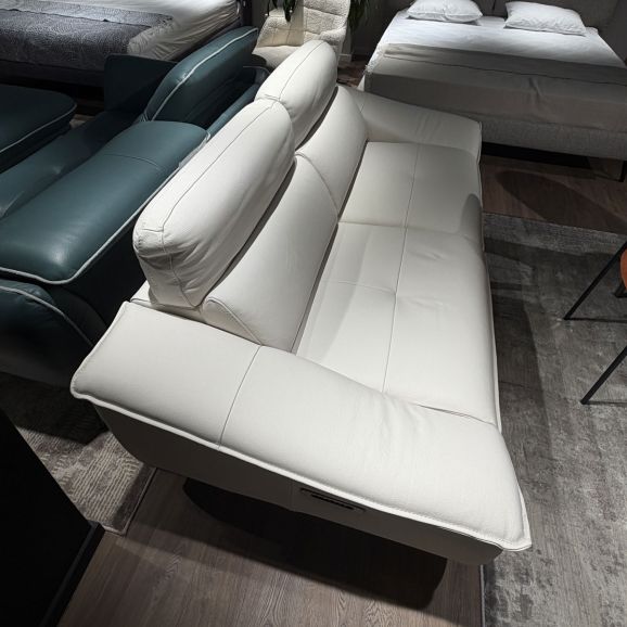 Диван итальянский кожаный Nicolettihome Aventura W216 с двумя реклайнерами, молочный - вид сверху