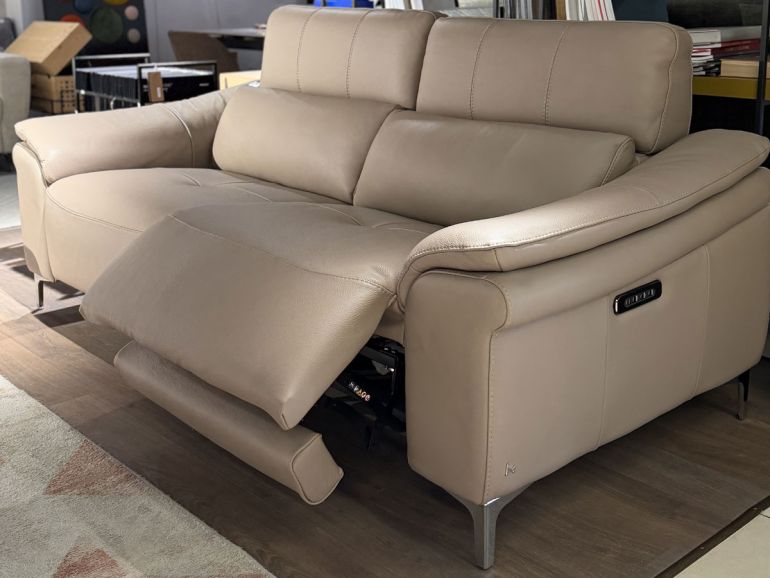 Диван итальянский кожаный Nicolettihome Glendale W208 с двумя реклайнерами, капучино - процесс раскладывания реклайнера