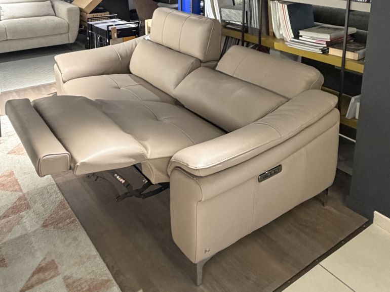 Диван итальянский кожаный Nicolettihome Glendale W208 с двумя реклайнерами, капучино - с разложенным реклайнером