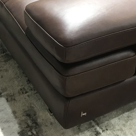 Диван итальянский кожаный Nicolettihome Serena W226 коричневый двухместный - фактура кожи крупным планом