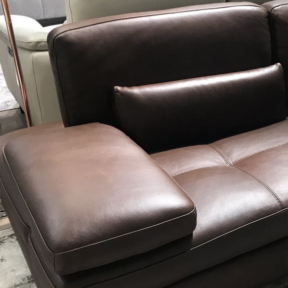 Диван итальянский кожаный Nicolettihome Serena W226 коричневый двухместный - вид подлокотника