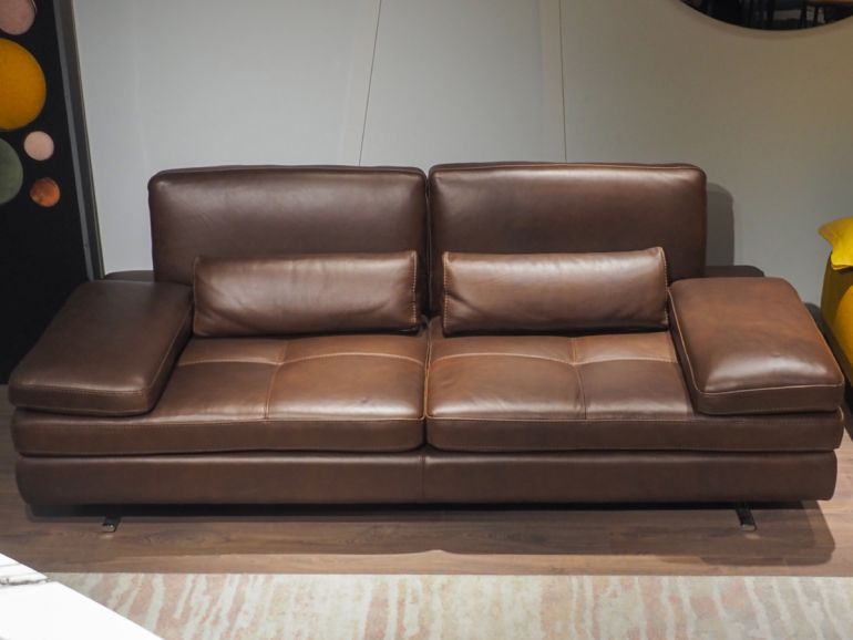 Диван итальянский кожаный Nicolettihome Serena W226 коричневый двухместный - вид спереди