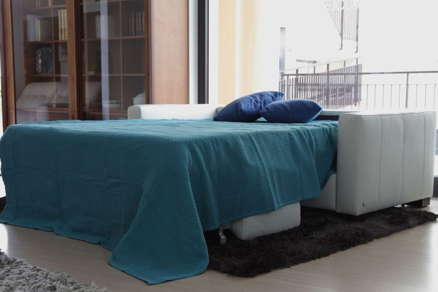 Диван итальянский Nicolettihome Alcova - раскладной кожаный белый, в разложенном виде