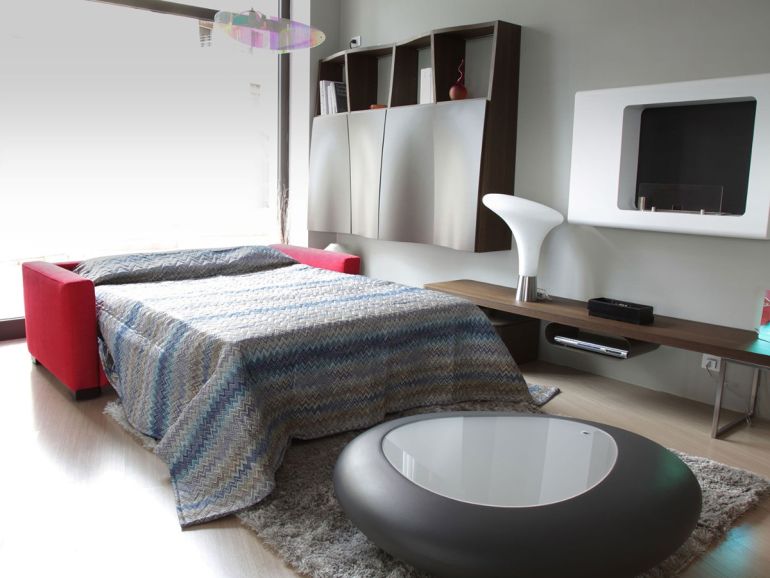 Диван итальянский Nicolettihome Alcova - раскладной красный, в разложенном виде
