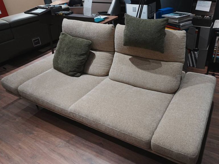 Диван итальянский Nicolettihome Chamonix - светло - серый двухместный