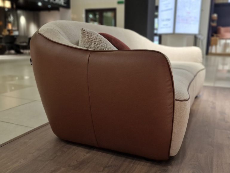Диван итальянский с кожаной спинкой Nicolettihome Eris W210 бежевый/коричневый двухместный