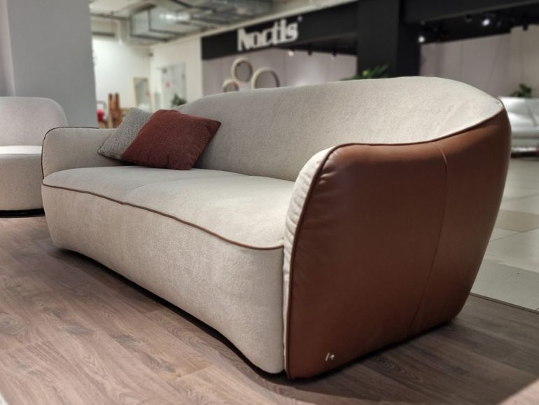 Диван итальянский с кожаной спинкой Nicolettihome Eris W210 бежевый/коричневый двухместный - вид с правого угла