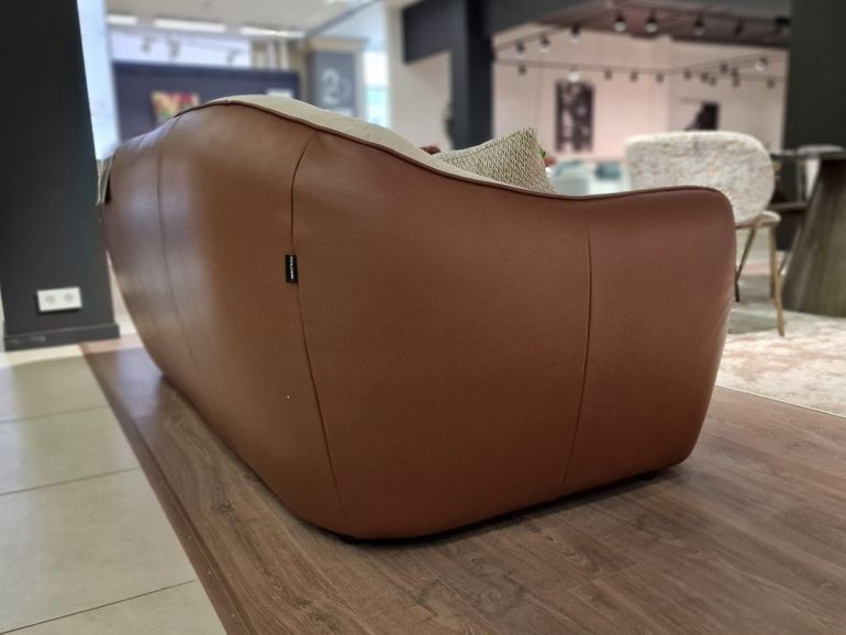 Диван итальянский с кожаной спинкой Nicolettihome Eris W210 бежевый/коричневый двухместный - вид сзади