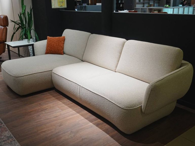 Диван итальянский с шезлонгом Nicolettihome Moon W293 бежевый