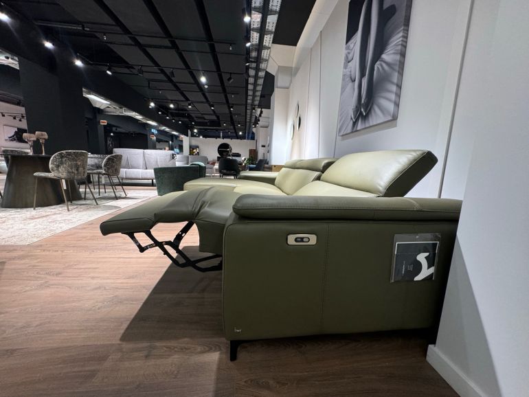 Диван итальянский угловой кожаный с 1 реклайнером Nicolettihome Louise W281 оливковый