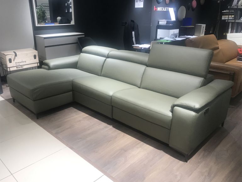 Диван итальянский угловой кожаный с 1 реклайнером Nicolettihome Louise W281 зеленый