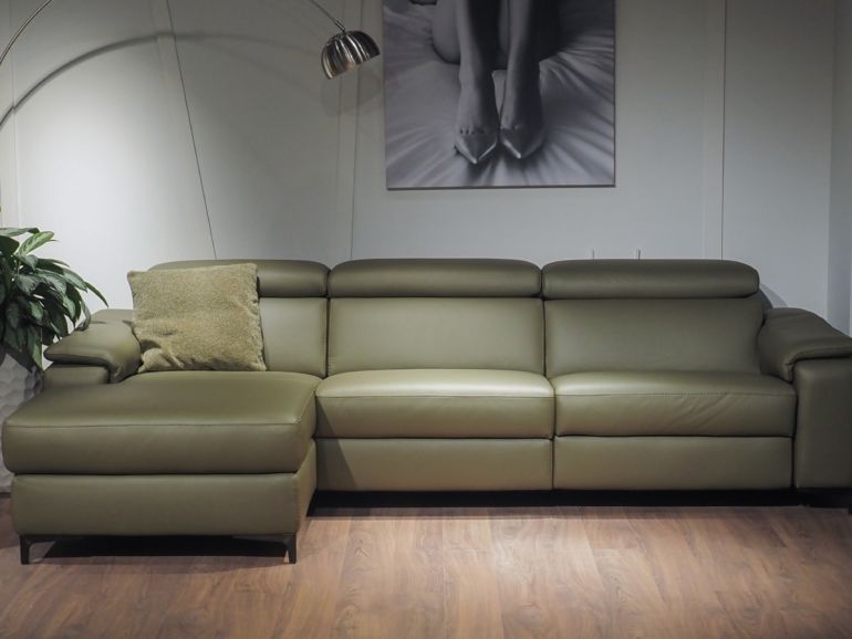 Диван итальянский угловой кожаный с 1 реклайнером Nicolettihome Louise W281 зеленый