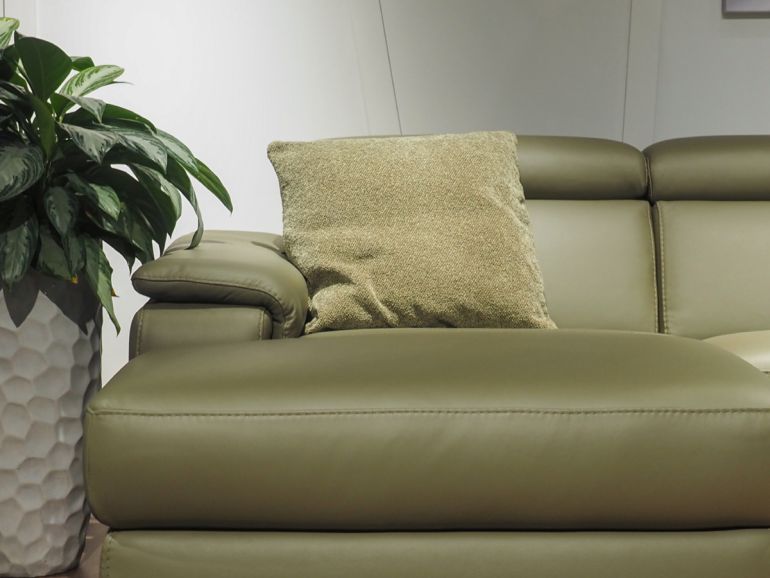 Диван итальянский угловой кожаный с 1 реклайнером Nicolettihome Louise W281 зеленый