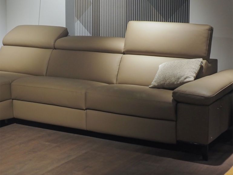 Диван итальянский угловой кожаный с 1 реклайнером Nicolettihome Megan W286 бежевый
