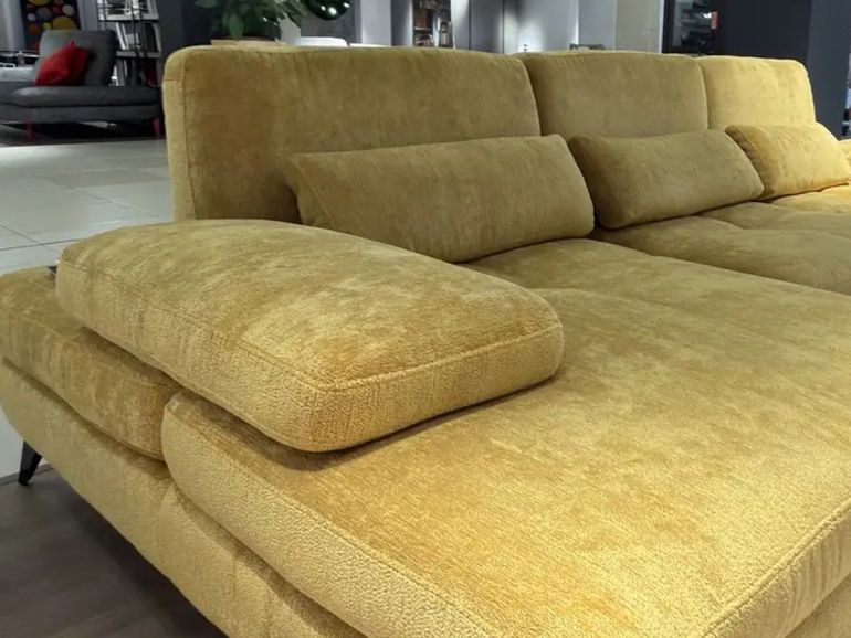 Диван итальянский угловой Nicolettihome Serena W293 горчично-желтый - вид подлокотника