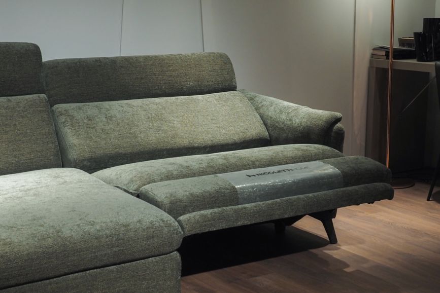 Диван итальянский угловой с реклайнером Nicolettihome Falabella W255 зеленый