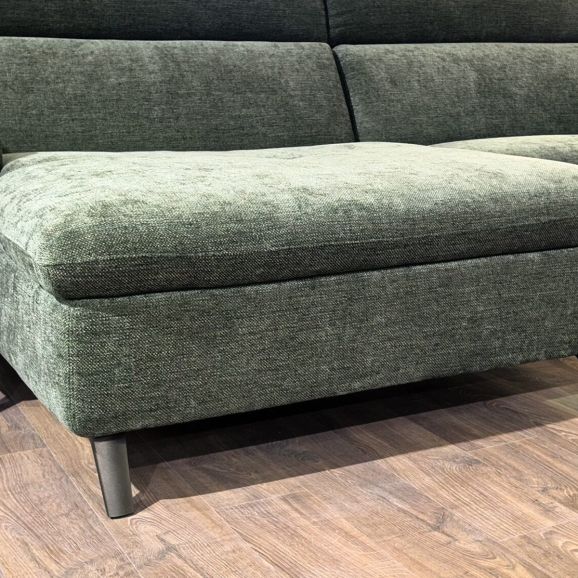 Диван итальянский угловой с реклайнером Nicolettihome Falabella W255 зеленый - фактура ткани крупным планом