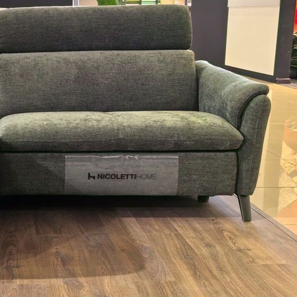 Диван итальянский угловой с реклайнером Nicolettihome Falabella W255 зеленый - вид подлокотника