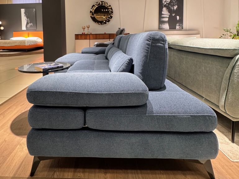 Диван итальянский угловой Nicolettihome Serena W293 рогожка синий - вид подлокотника
